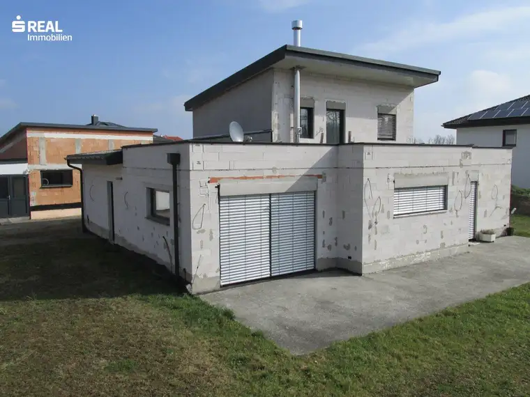 Modernes Einfamilienhaus mit Garage, Garten und großzügigem Nebengebäude