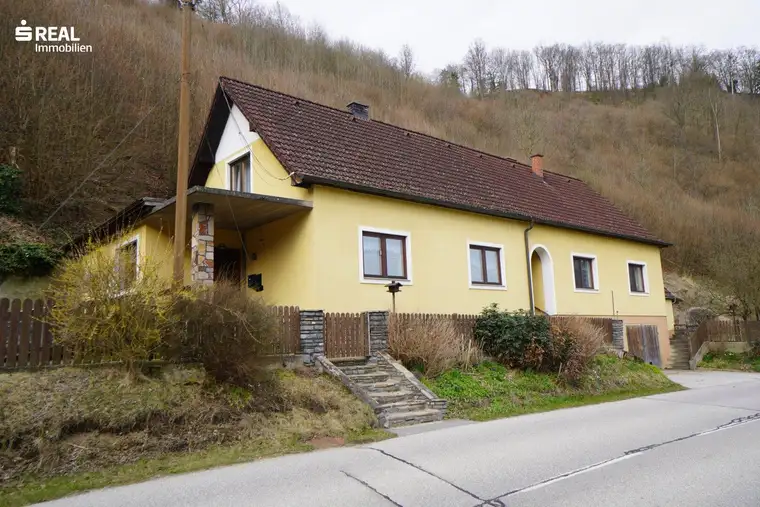Großzügiges Wohnhaus mit Garten und Schuppen
