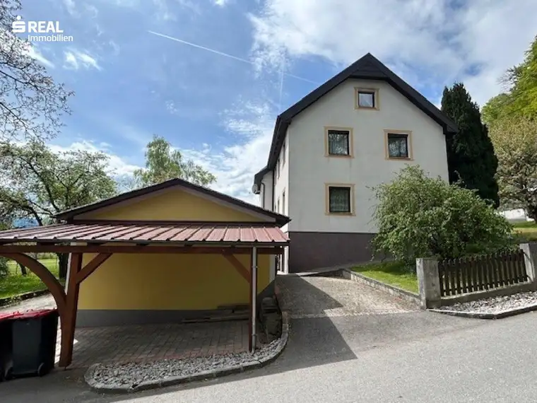 Geräumiges Zweifamilienhaus mit Garten und Terrasse