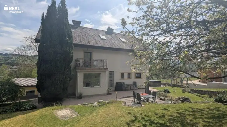 Geräumiges Zweifamilienhaus mit Garten und Terrasse