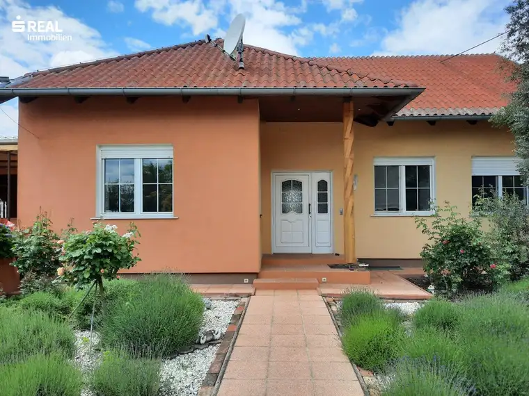 Charmantes Einfamilienhaus mit großem Garten, Keller und Pool - Grundstücksteilung möglich!