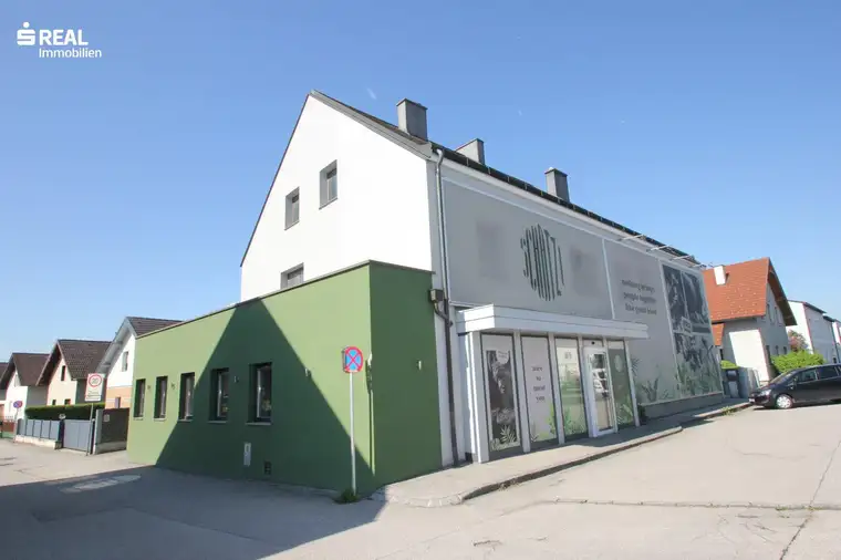 Wohnhaus mit Verkaufsgeschäft und Imbiss/Bistro