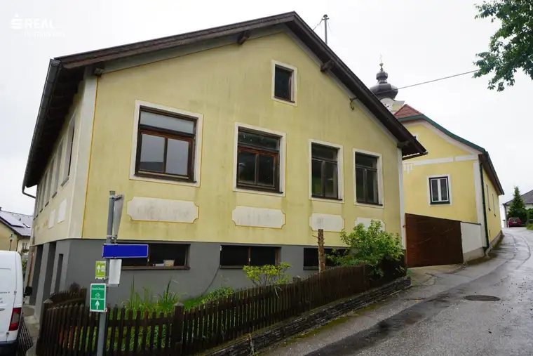 Wohnhaus mit großzügiger Mehrzweckhalle (ehem. Tischlerei)