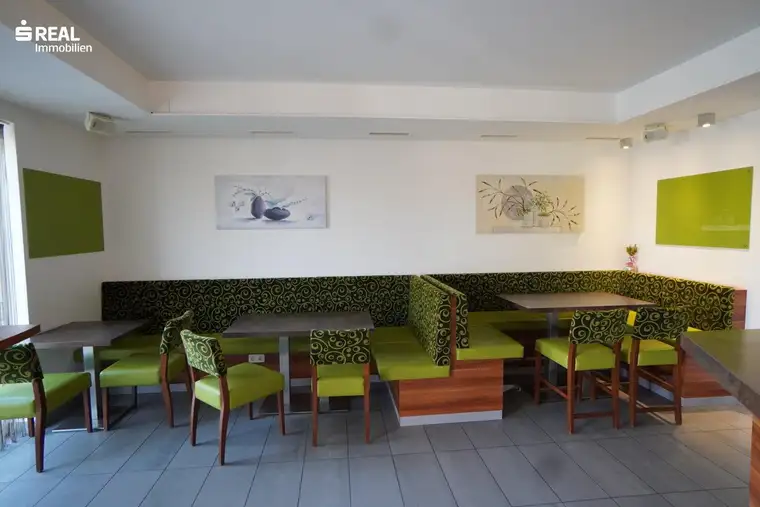 Café im Zentrum von Vitis