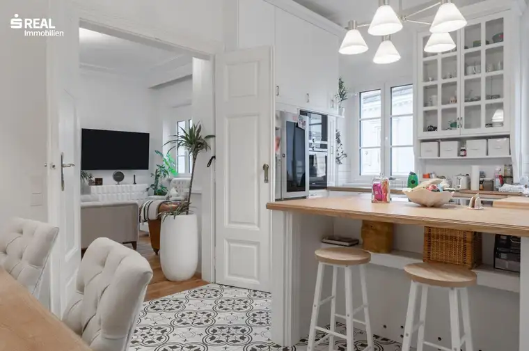 EXKLUSIVE 4 ZIMMER-ALTBAUWOHNUNG MIT TERRASSE IN BESTLAGE