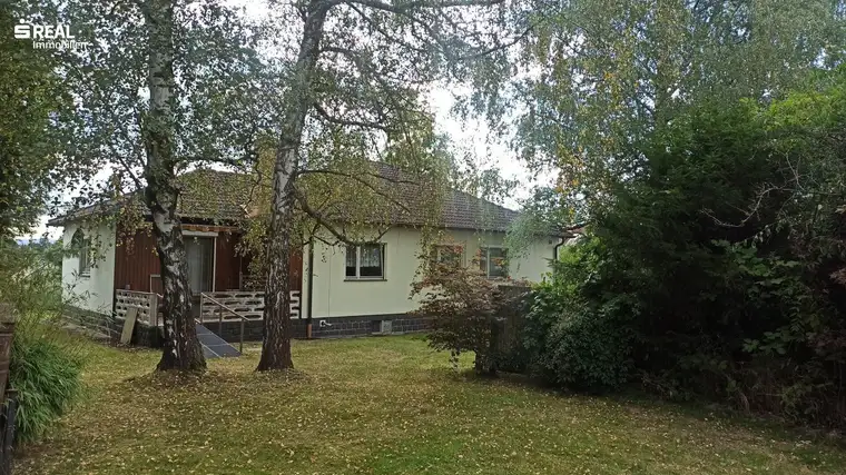 Bungalow in Siedlungsrandlage mit sensationellem Garten und Sauna-Bereich