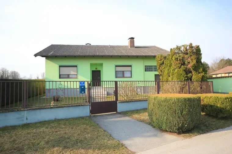 Gepflegtes Einfamilienhaus mit Wintergarten, Garage und Alarmanlage
