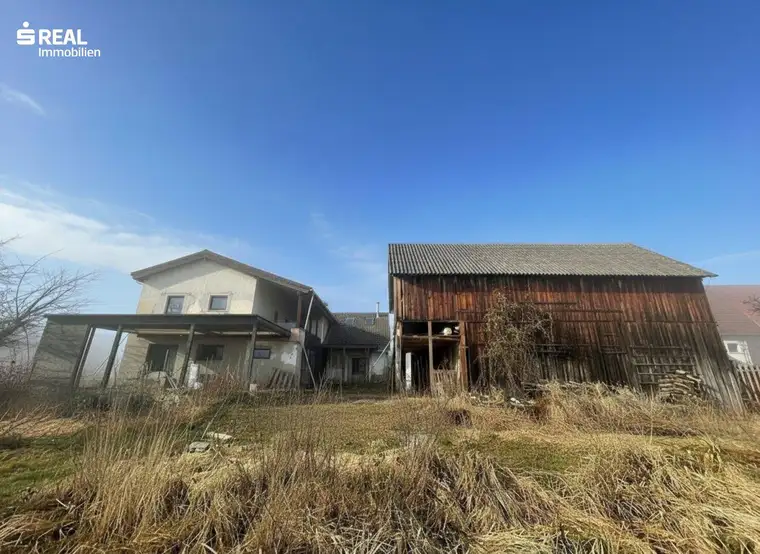 Teilsaniertes Einfamilienhaus mit großzügigem Nebengebäude