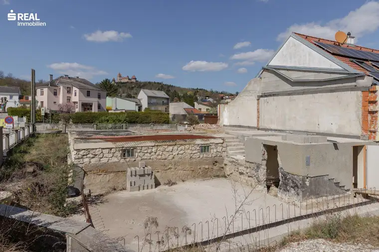 traumhaftes Baugrundstück für ein Doppelhaus oder Einfamilienhaus mit Blick auf die Burg Kreuzenstein!