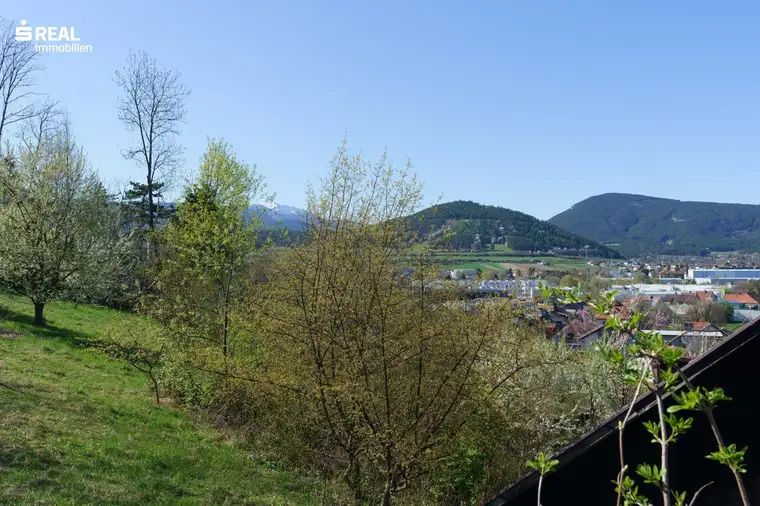 Wunderschöner Ausblick auf die umliegenden Hausberge - 107m² Wohnhaus plus 100m² Stall, Scheune und Altbestand!