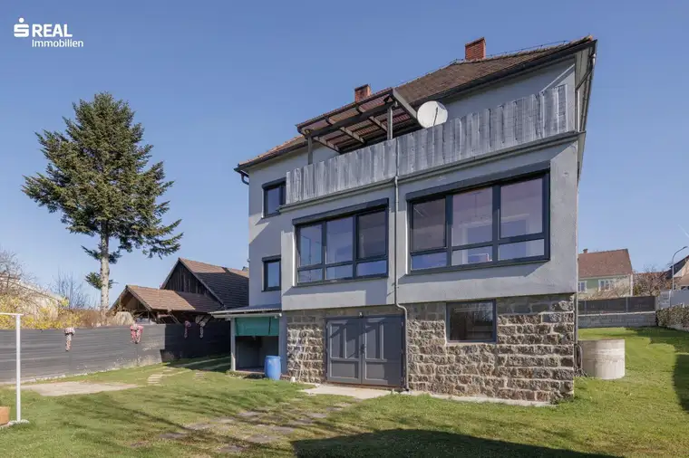 Saniertes Mehrparteienhaus mit großem Garten in ruhiger Lage
