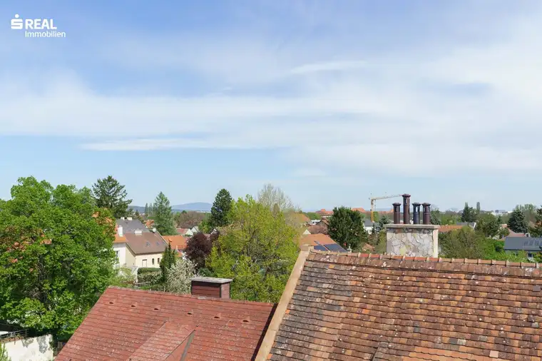 Wunderschöner Ausblick und Ruhelage - DG mit 64m², 2 Zi plus Wohnküche laufend saniert!