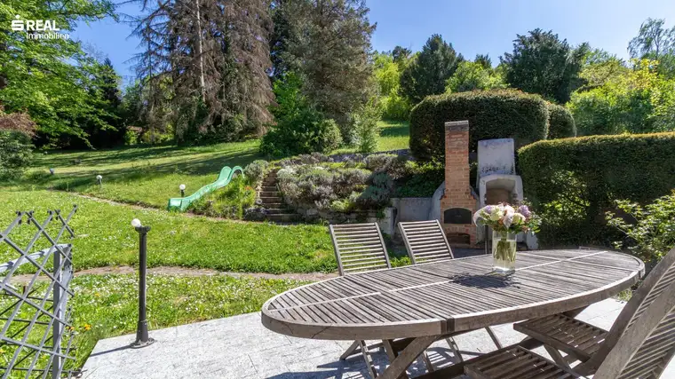 Wienerwald statt Reihenhaus: Villa mit Parkgarten nahe Wien