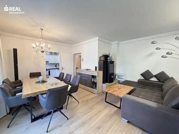 Moderne Maisonettewohnung auf drei Ebenen mit Balkon, Klimaanlage und eigenem Stellplatz