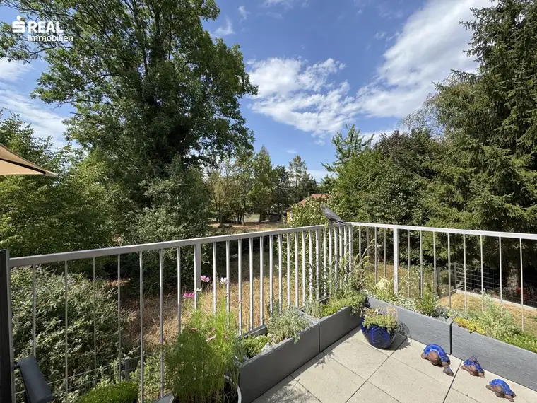 Neuwertige 3 Zimmer Wohnung + Balkon und herrlicher Aussicht ins Grüne