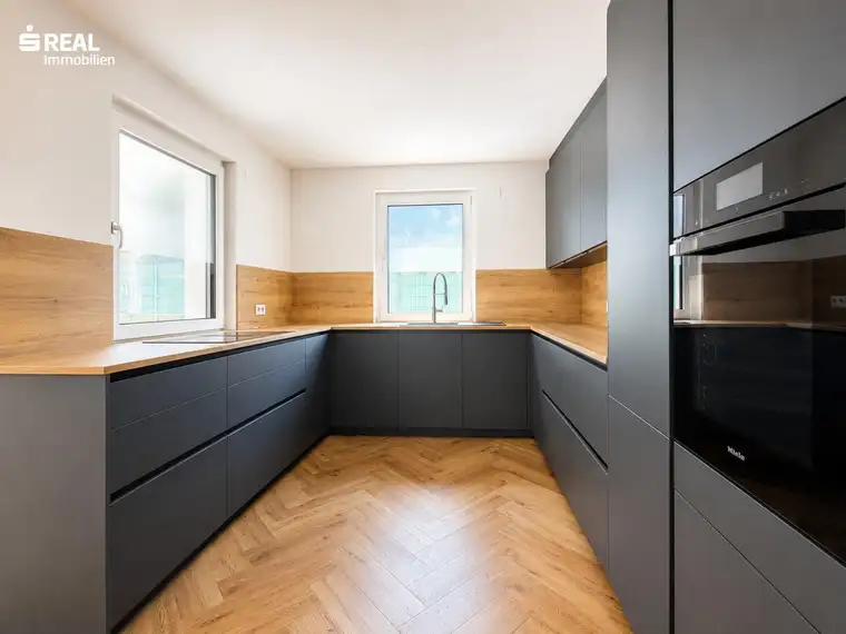 Haus-im-Haus-Gefühl: Exklusive 5 Zimmer-Maisonette mit Garten, hochwertiger Küche, tischler Einbaumöbeln und 3 Stellplätzen – provisionsfrei