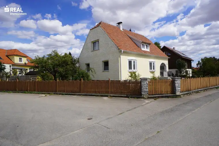 Teilsaniertes Landhaus mit Garten und Garage