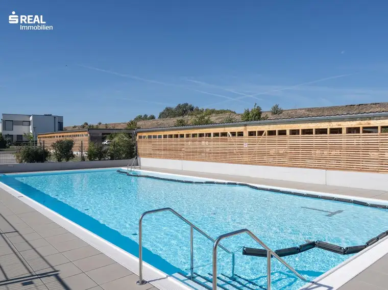 Urlaubsstimmung in Ruhelage - 100m² Eigentumswohnung, Wohnküche, Balkon, 3 Schlafzimmer, 2 Bäder, Parkplatz, Carport und Pool!