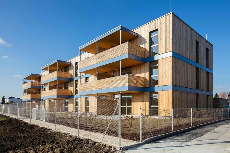 Helle 2-Zimmer-Wohnung mit Balkon im skandinavischen Stil