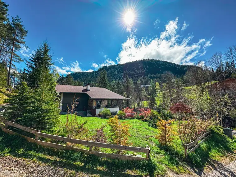 Seefeld in Tirol: Sonniges Grundstück mit darauf befindlichem Einfamilienhaus!