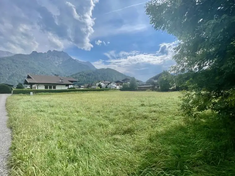 Sonniges Grundstück nahe Steinplatte für Mehrparteienhaus sowie zwei Einfamilienhäuser.