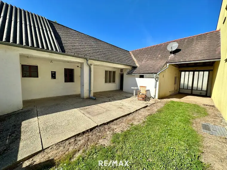 Bauernhaus mit Stallungen und Schuppen