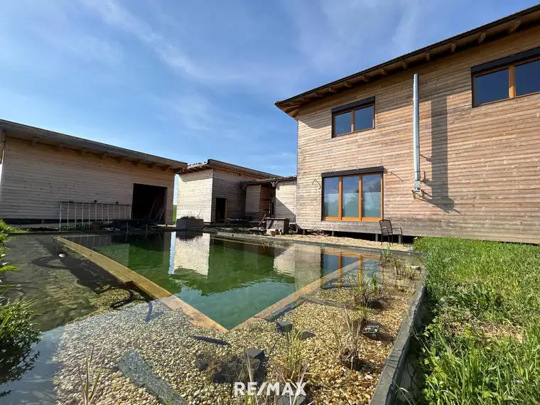 Autark leben im Lehm-Holz-Haus – mit 60 kWp PV &amp; Naturpool