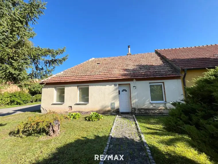 Renovierungsbedürftiges Haus mit Garten