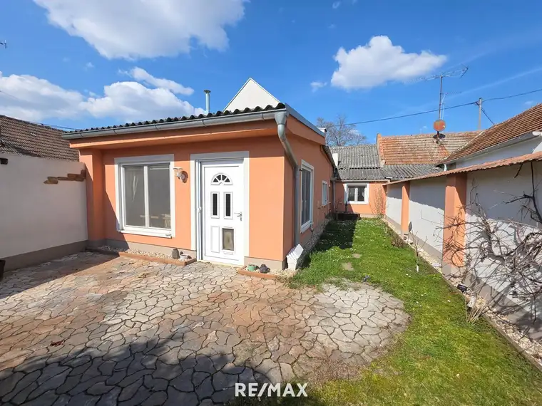 Schmuckes Häuschen mit kleinem Garten und Zufahrt