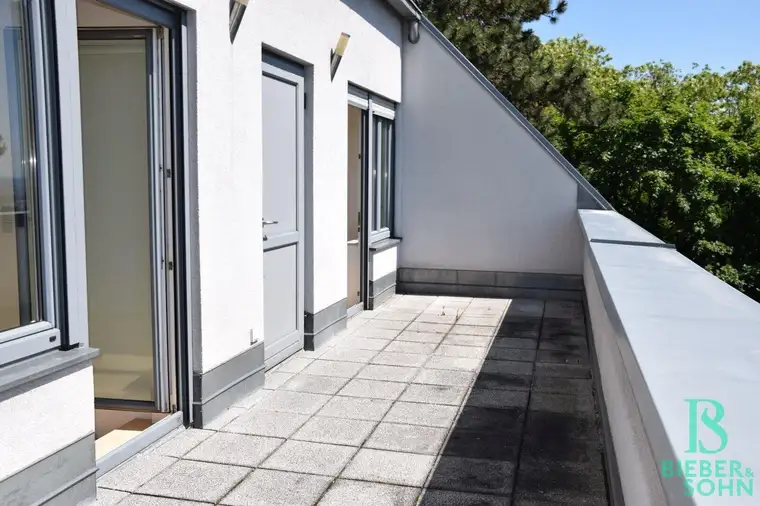 Aussergewöhnliche Dachterrassenwohnung mit Blick über Wien und Eigengarten!