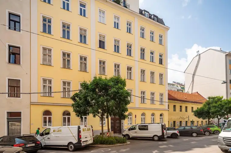 ++Rare Gem++ Classic Viennese Period Apartment for Renovation in Prime District!