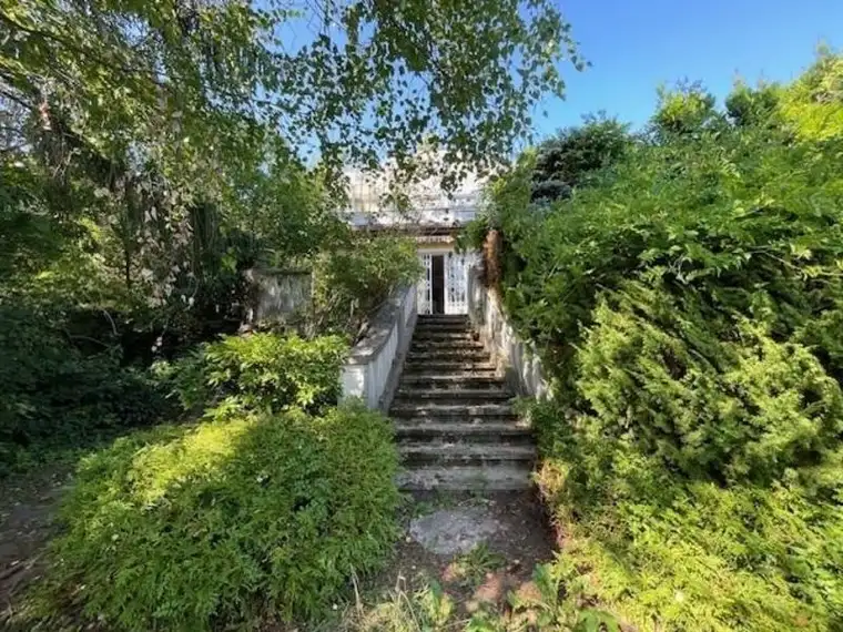 Großzügiges Einfamilienhaus mit romantischem Garten- sanierungsbedürftig