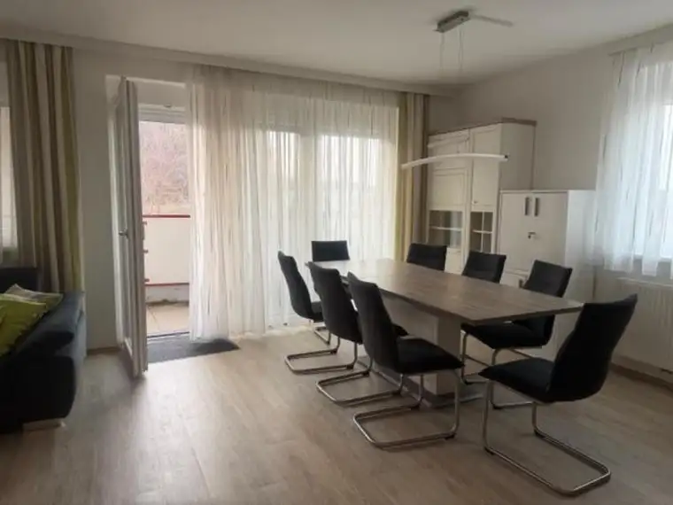 sehr hübsche vollmöblierte 73,5 m² - 2 Zimmerwohnung mit ca. 10 m² Ballkon