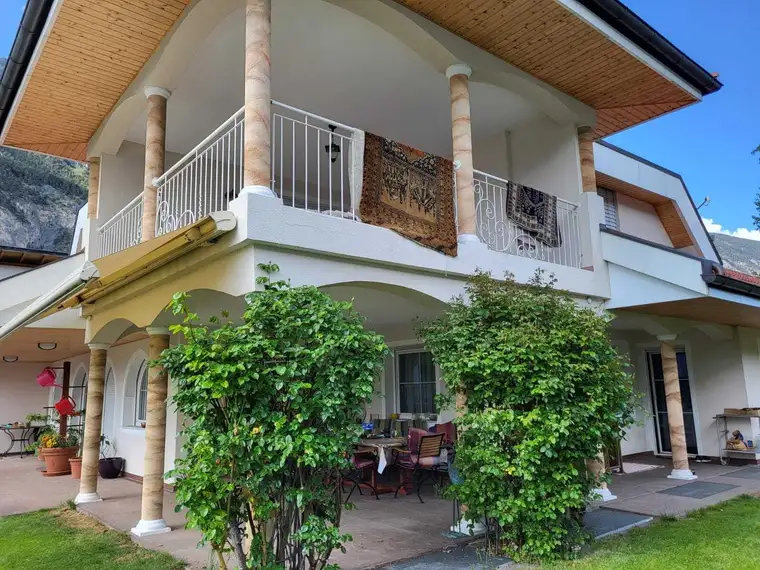 Elegantes Wohnhaus auf großem Grund!