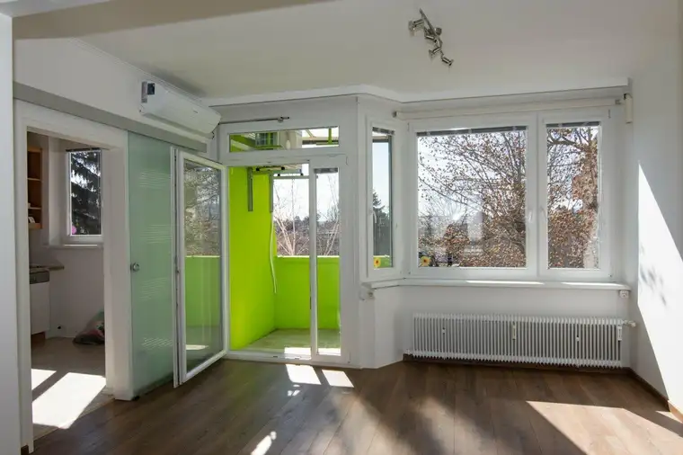 Sanierte und sehr großzügige 3-Zimmer - Wohnung mit Balkon (im 2.Stock zu Fuß)