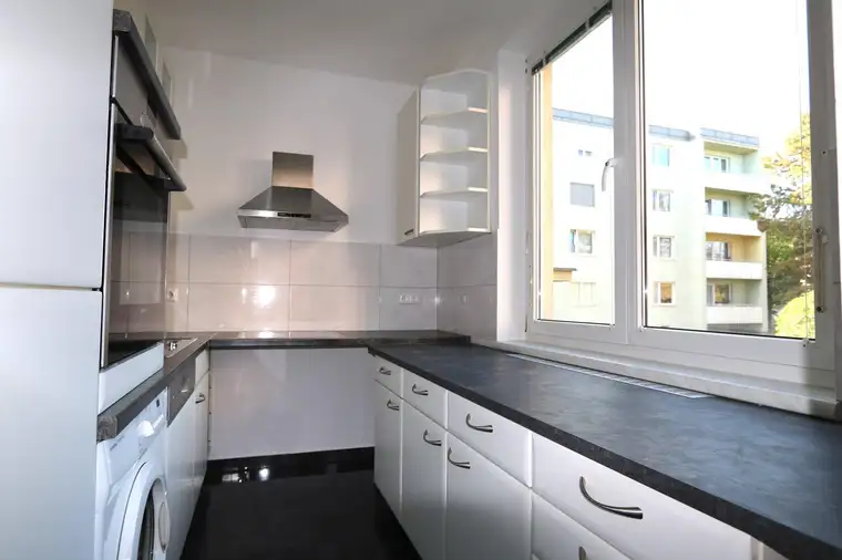 TOP SANIERT - Schöne 2-Zimmer-Eckwohnung mit ostseitiger Loggia und Autoabstellplatz - befristet vermietet!