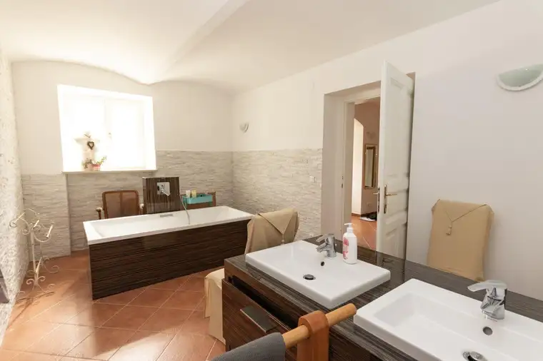2500 Baden: BÜRO / Praxis / Studio oder Ähnliches im Zentrum Badens - in einem sehr schönen Altbau