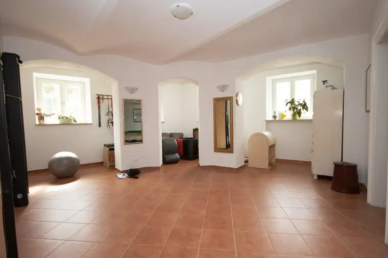 Baden, Zentrum: BÜRO / Praxis / Studio oder Ähnliches (Gewerbe-Räume) am Kaiser-Franz-Josef-Ring mit TOP Infrastruktur - in einem sehr schönen Altbau