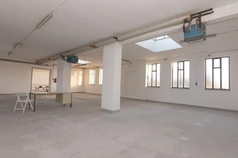 Gewerbe - Halle mit Büro + Teeküche + zwei PKW-Abstellplätze in Bad Vöslau
