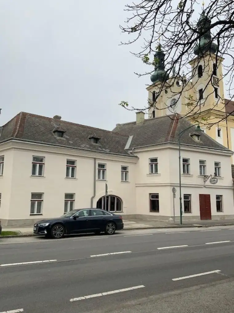 Attraktives Büro bzw. Praxis in zentraler Lage - sanierungsbedürftig !!!