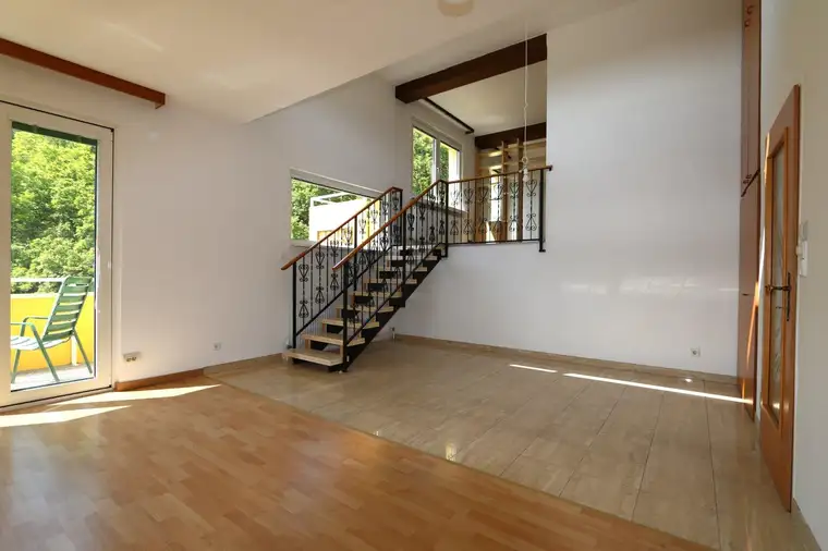 Traumhafte 4-Zimmer-Maisonette-Wohnung mit 2 Balkonen in Waldrandlage und Blick über Hinterbrühl