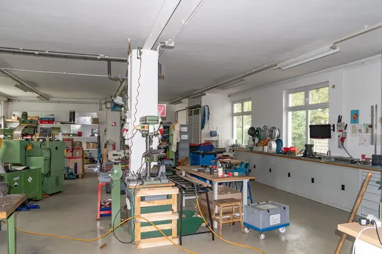 250m² Gewerbe - Halle mit Büro (2 Zimmer), eigener Toilette, PKW-Abstellplatz in Bad Vöslau