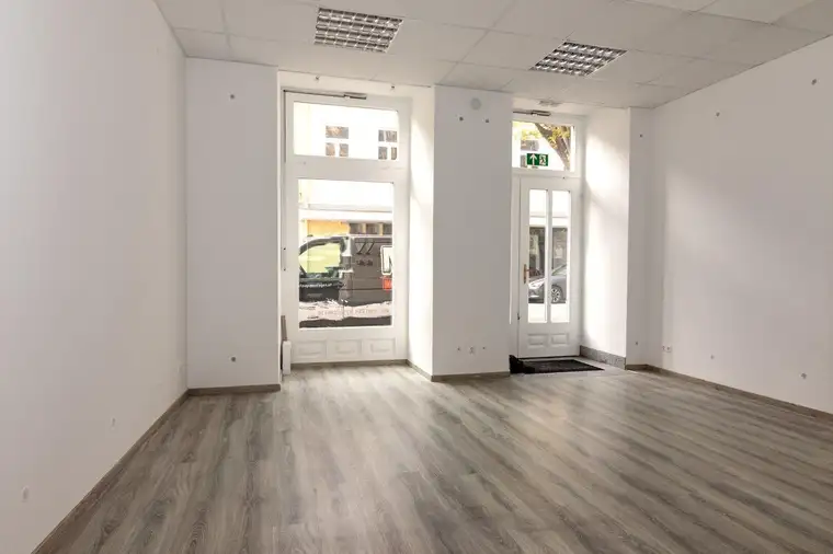 BADEN, TOP-LAGE: Saniertes Geschäftslokal / Büro mit Teeküche (Anschlüsse), eigener Toilette