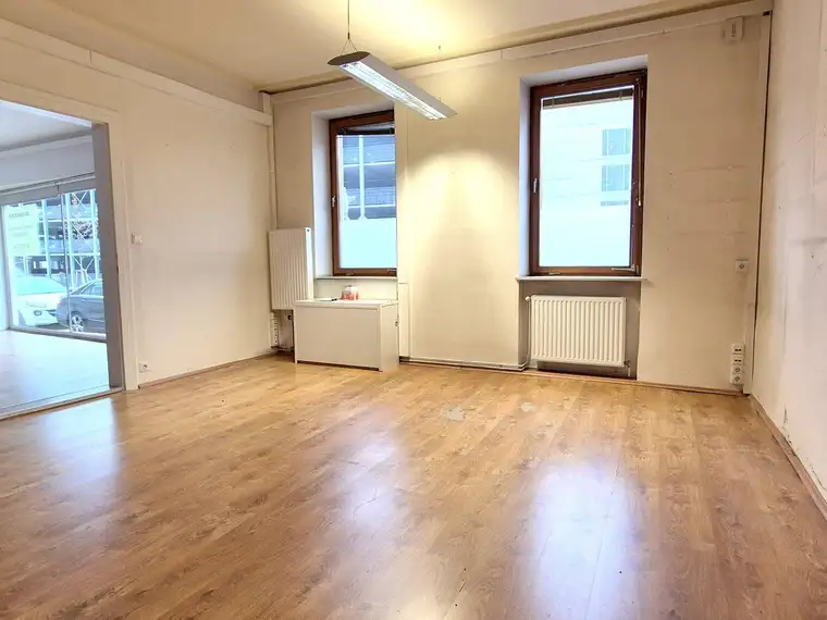 BADEN, zentral gelegenes, ebenerdiges Geschäftslokal / Büro mit großer straßenseitiger Glasfront