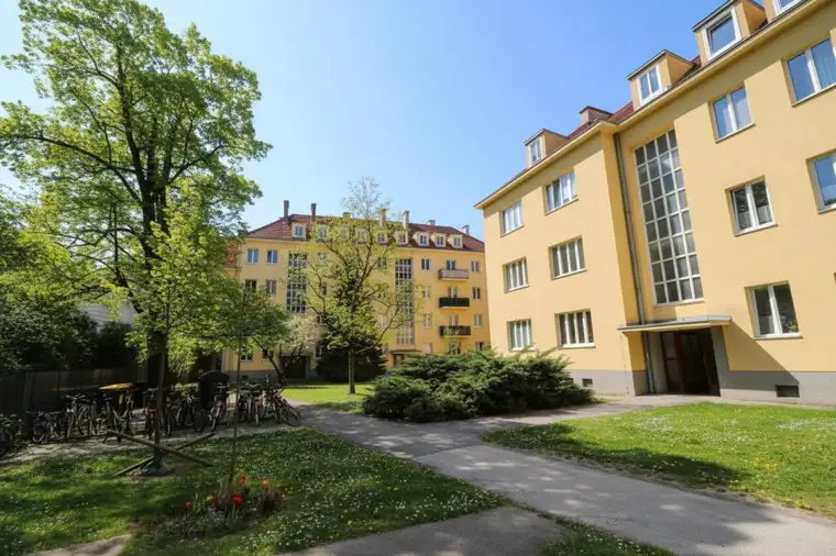 "Kühle Wohlfühloase" Top-sanierte 2 Zimmer-Wohnung (+ 2 Extra-Zimmer im ausgebauten Dachboden) mit Balkon in perfekter Zentrumslage