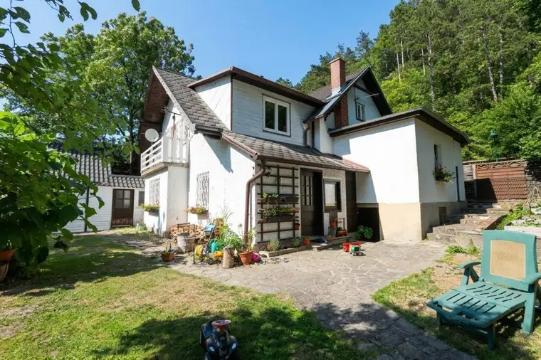 Charmantes Haus mit derzeit zwei separaten Wohneinheiten und großem, schattigem Garten mit ca. 2.295m²