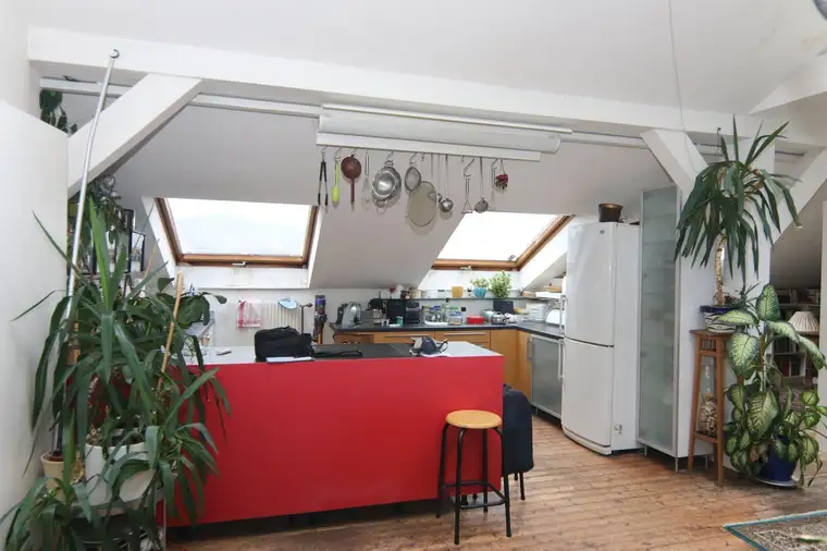 LOFTARTIGES DACHGESCHOSS in einem super zentral gelegenen schönen Altbau - 80m² Wohnraum