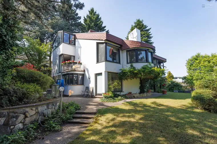 GROßZÜGIGER FAMILIENWOHNSITZ AM HEUBERG IN RUHELAGE MIT INDOORPOOL, WELLNESS, GARTEN &amp; WIEN-BLICK