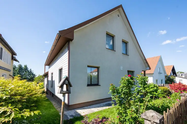 Einfamilienhaus mit romantischem Garten, in ruhiger Siedlungslage, in Seitenstetten.