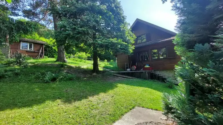 NEUER PREIS! Ausbaufähiges Holzhaus in Grünlage!